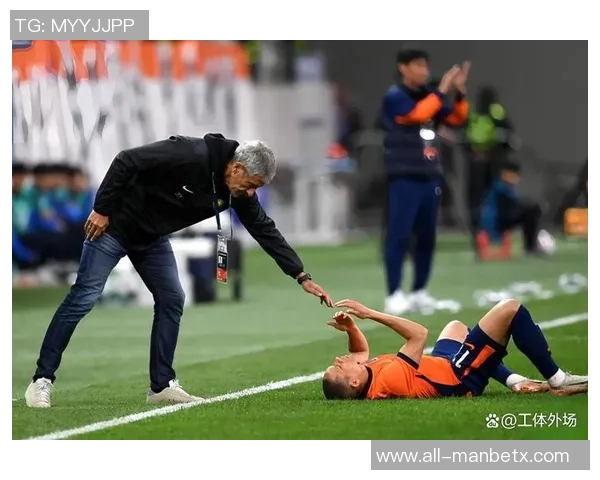 前国安主帅塞蒂恩亲临拉帕比赛现场与赫塞比埃拉等球星亲密合影